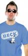 Tshirt du chien Beck devant le logo du groupe  sur fond bleu