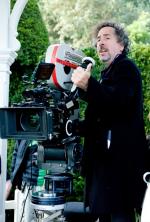 Tim Burton filmant Alice au pays des Merveilles