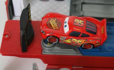 Flash McQueen dispose d'un écran et d'un Paddle éant pour jouer aux jeux vidéo