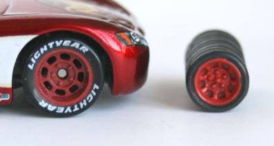 Les roues sont d’un diamètre plus petit que ceux de Flash, à la fois au niveau de la jante que du pneu lui-même