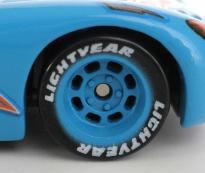 La peinture bleue de la jante de la roue avant droite déborde un peu trop sur le pneu.