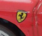 Les décaclos des logos Ferrari du capot et de l’aile gauche sont penchés.