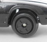 Les roues ne correspondent pas du tout à celles de KITT, ce sont des modèles standard que l’on trouve sur de nombreux autres jouets de cette époque