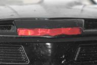 La lumière rouge qui balaye la calandre de KITT est théoriquement encastrée dans le pare-choc et non posé sur sa surface comme le laisse entendre cet autocollant.