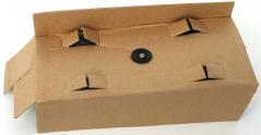 La boîte peut être réutilisée, le véhicule est fixé par en dessous au carton par une unique vis.