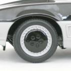 En comparant de près le modèle réduit avec la vraie voiture, on s'aperçoit que les contours des bas-de-caisse ne sont pas peint en gris.