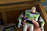 Andy regarde Buzz sans éprouver la moindre émotion (Toy Story 3 - Pixar)