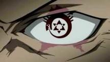 Le symbole de l'Ourobouros de King Bradeley est dissimulé dans son oeil gauche (Fullmetal Alchemist)
