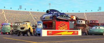 Mack dans les stands avec ceux de Radiator Springs