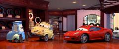 Luigi et Guido recoivent dans leur magasin la Ferrari doublé par Michaël Schumacher (Cars - Pixar)