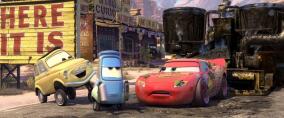 Luigi et Guido ont un geste de sympathie envers Flash (Cars - Pixar)