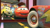 Luigi et Guido équipent Flash de pneus à flancs blancs (Cars - Pixar)