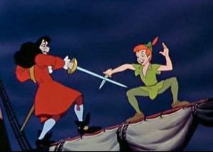 Cette scène évoque les combats de Peter Pan contre Crochet dans le film de Disney de 1953