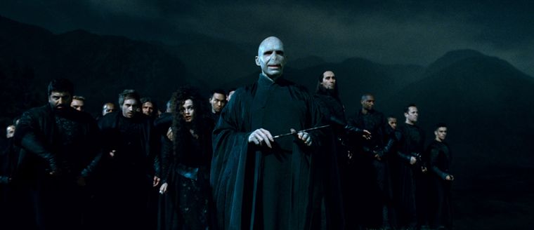 Voldemort entouré de ses alliés dans le film Harry Potter et les reliques de la mort part 2