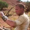 Jake Lonergan (Daniel Craig) se réveille après un drôle de bracelet (Cowboys et Envahisseurs)
