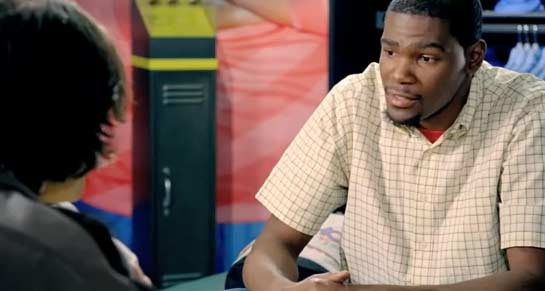 Kevin Durant dans la publicité Nike inspiré de Retour vers le futur 2