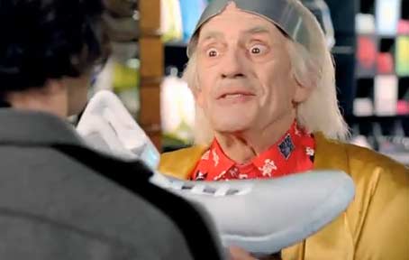 Christopher Lloyd (Doc Brown) dans la publicité Nike inspiré de Retour vers le futur 2