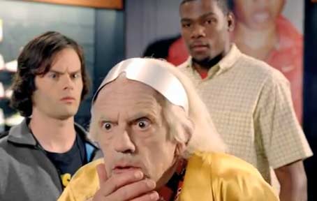 Christopher Lloyd (Doc Brown) dans la publicité Nike inspiré de Retour vers le futur 2