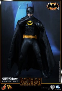 Image d'une pose de combat de la figurine de Batman (version de 1989, Tim Burton) par Hot Toys