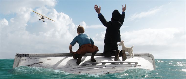Tintin et Haddock sont attaqués sur un bateau retourné se font attaqués par un avion