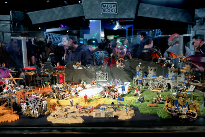 Photographie d'un décors de Warcraft réalisé en Mega bloks opposant la Horde et l'Alliance réalisé pour la Blizzcon 2011
