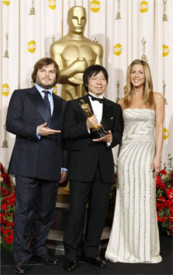 Kunio Katô après reçu son Oscar entouré de Jenifer Aniston et Jack Black