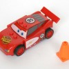Flash McQueen est fourni avec un cône de signalisation (Lego 8200)