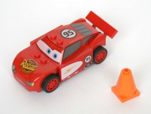 Flash McQueen est fourni avec un cône de signalisation (Lego 8200)