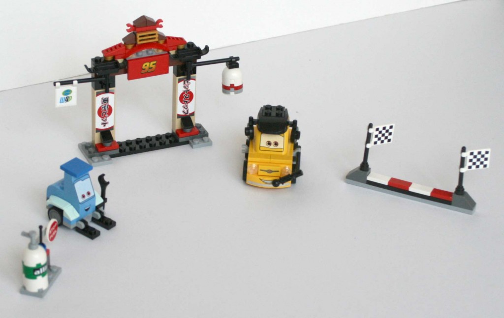 Lego 8206 – Guido et Luigi Tokyo Pit Stop (Cars 2) Lego_8206_flash ...