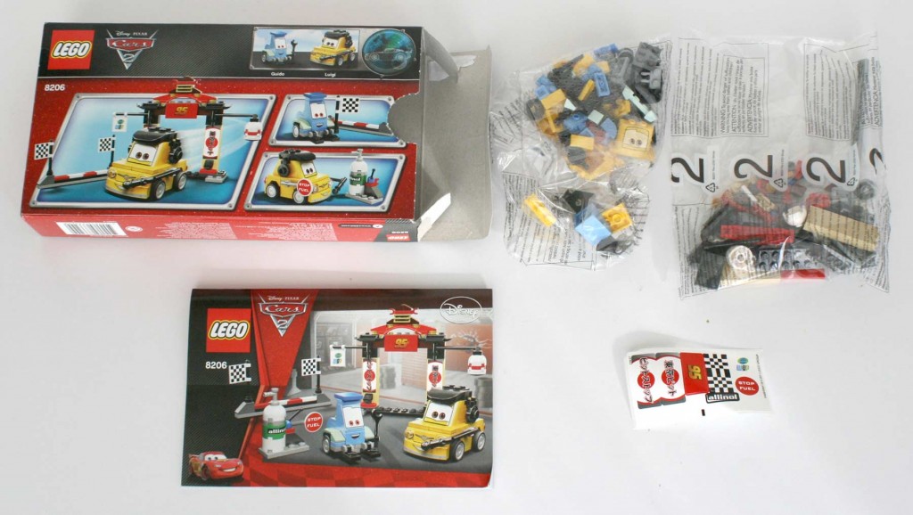Contenu de la boite Lego 8206 (Cars 2)