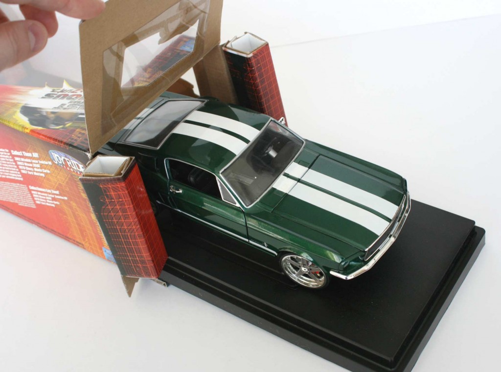 La voiture peut être rangée dans sa boîte Fast & Furious 3 : Ford Mustang - ech 1/18 (ERTL)