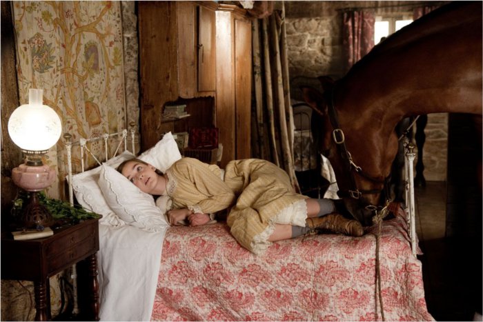 Image du segment français avec Joey et Emilie allongé dans un lit (tiré du film Cheval de Guerre de Steven Spielberg)