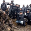 Soldats dans les tranchés entourant Steven Spielberg (tiré du film Cheval de Guerre de Steven Spielberg)
