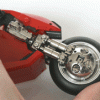 La roue avant de la moto de Kaneda est équipée de suspensions (Bandai)