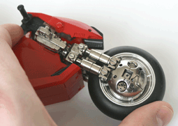 La roue avant de la moto de Kaneda est équipée de suspensions (Bandai)