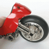 La roue arrière de la moto de Kaneda est équipée de suspensions (Bandai)