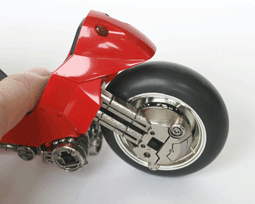La roue arrière de la moto de Kaneda est équipée de suspensions (Bandai)
