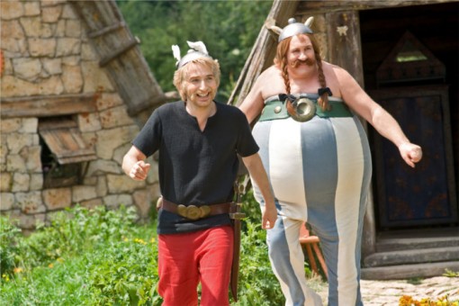 Astérix et Obélix dans leur village ( Astérix et Obélix au service secret de sa majesté)