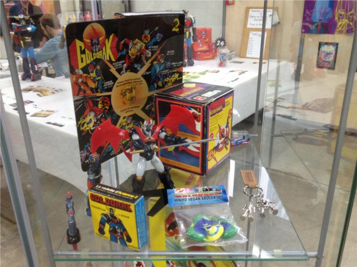 Vitrine avec des produits dérivés Go Nagai (Japan Touch, exposition Go Nagai - Goldorak par Otakia) Vitrine avec des produits dérivés Go Nagai
