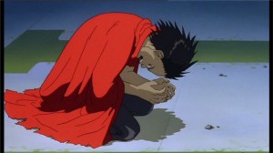 Tetsuo au stade où se trouvait Akira est à genou de douleur avant de perdre totalement les contrôles de ses pouvoirs