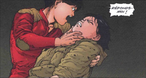 Kaneda tient Kay dans ses bras après l'attaque des mutants dans la cache du colonel