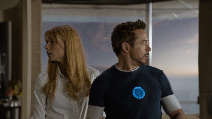 Tony Stark et Miss Potts regardent dans des directions différentes