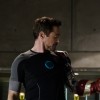 Tony Stark (Robert Downey Jr.) teste sa nouvelle armure au début du film