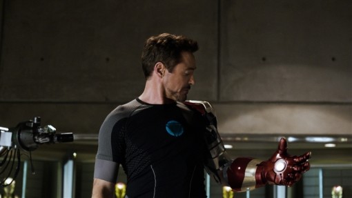 Tony Stark (Robert Downey Jr.) teste sa nouvelle armure au début du film