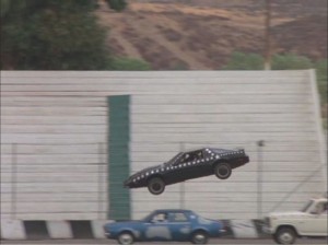 K.I.T.T. saute par dessus un camion et une voiture