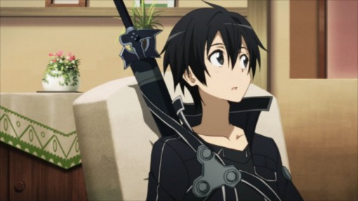 Kirito assis dans la maison d'Asuna avec son épée dans le dos. Aie les lombaires