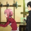 Lisbeth face à l'épée cassée par Kirito pour tester la solidité de l'arme