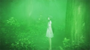 Yui dans les bois ressemble à un fantôme à cause de la luminosité de la zone