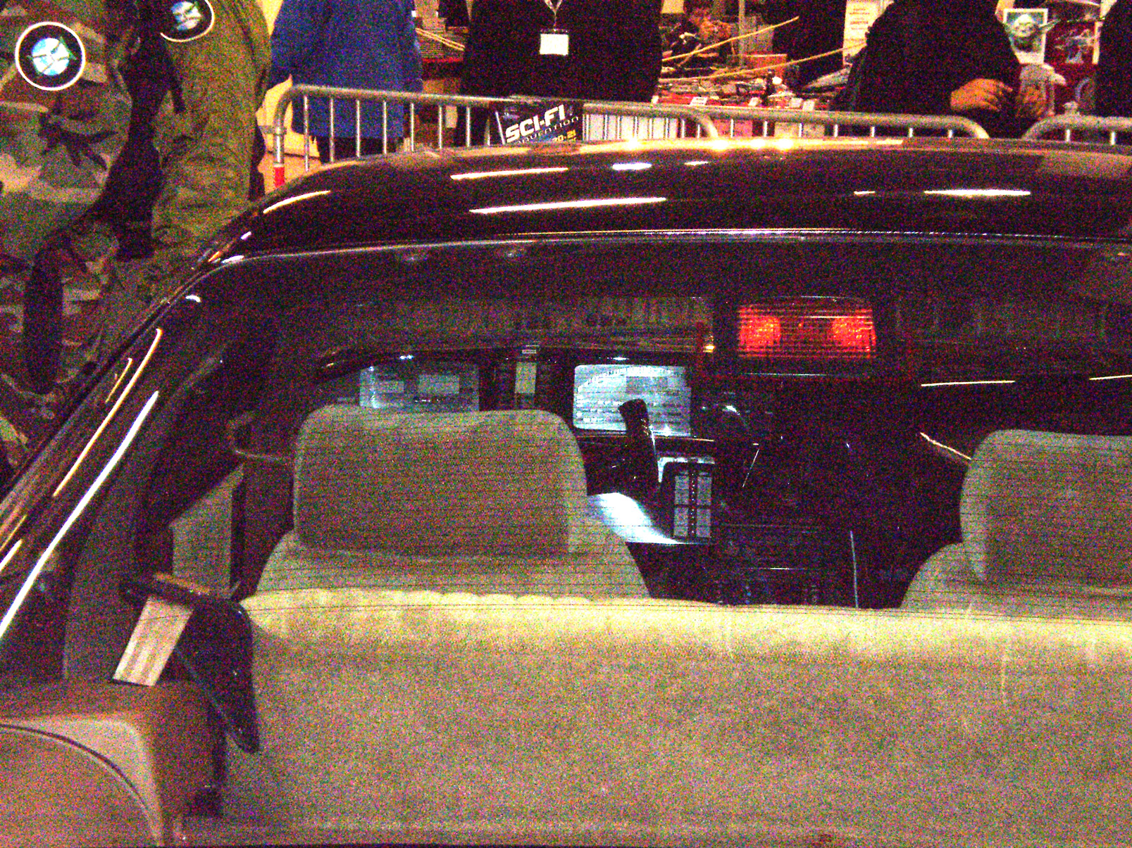 Les sièges avec appuis-tête mobile ne sont pas ceux de la série et le troisième feux de Stop n'existait pas sur KITT car il est arrivé en 1991.