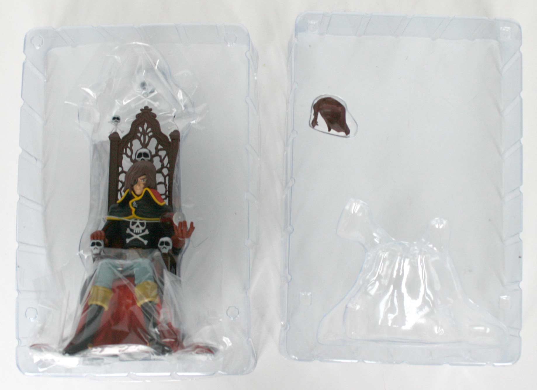 les deux morceaux de plastique qui maintiennent la figurine dans la boîte sont simplement emboîtés,